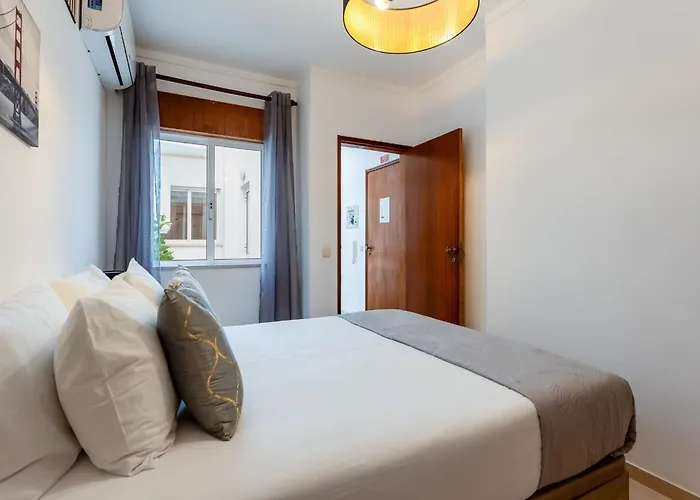 Cosy Riverside 2bdr In By Lovelystay
