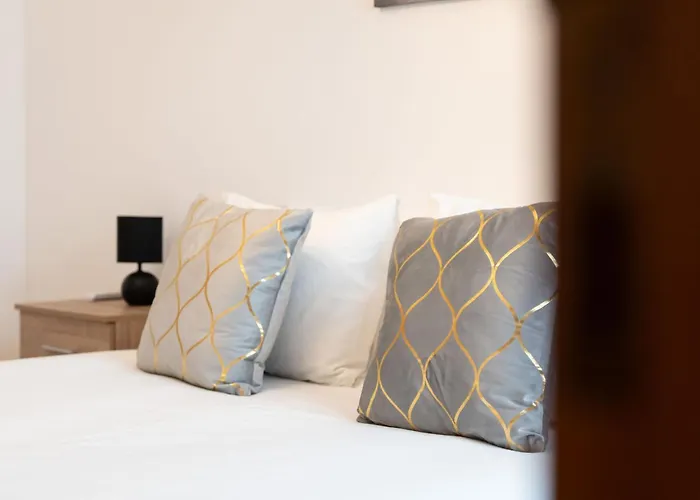 Cosy Riverside 2bdr In By Lovelystay *