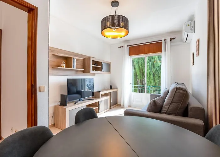 Cosy Riverside 2bdr In By Lovelystay Apartman