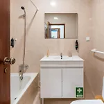 شقة Cosy Riverside 2bdr In By Lovelystay *