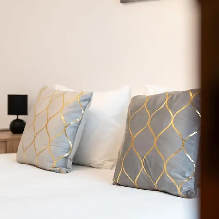 Cosy Riverside 2bdr In By Lovelystay *
